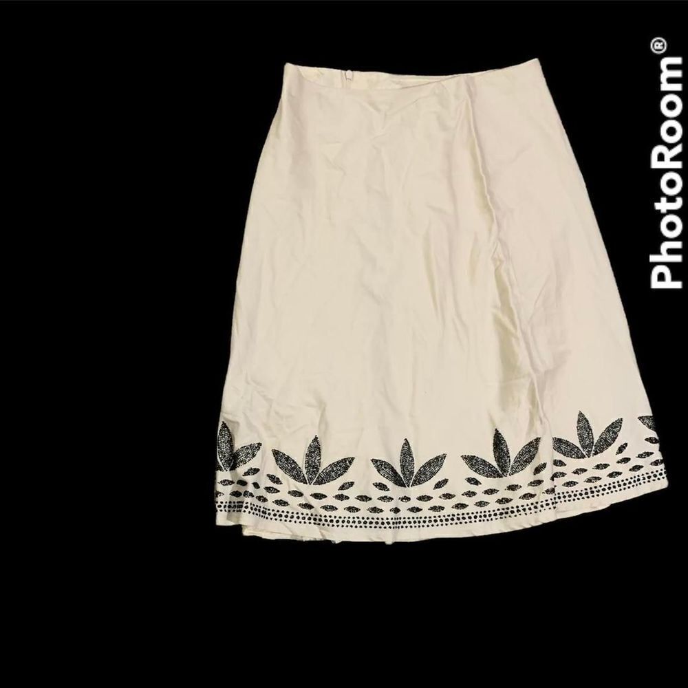 CUTE women White House Black Market Flare Skirt SIZE 6
Good condition approximat